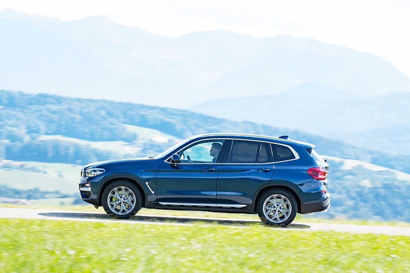 Der BMW X3 xDrive30e verbraucht 2,4 l/100 km