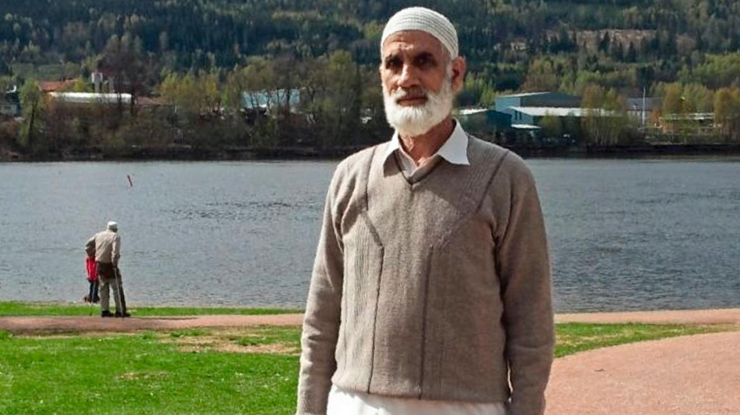 Muhammad Rafiq, 66, am Ufer des Drammensflusses in Bærum bei Oslo. Der ehemalige pakistanische Airforce-Mann lebt hier mit seiner Familie. Am 10.8.2019 überwältigte er den norwegischen Attentäter Philip Manshaus, 21, der im Begriff war, ein Attentat auf... Muhammad Rafiq, 66, in Bærum bei Oslo, wo der pensionierte Luftwaffen-Offizier lebt