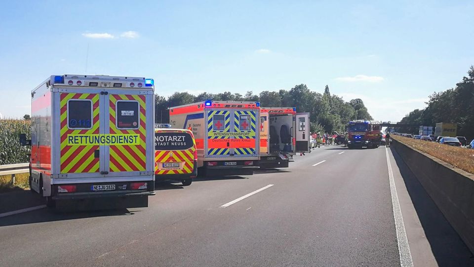Rettungsfahrzeuge stehen nach dem Unfall auf der A46
