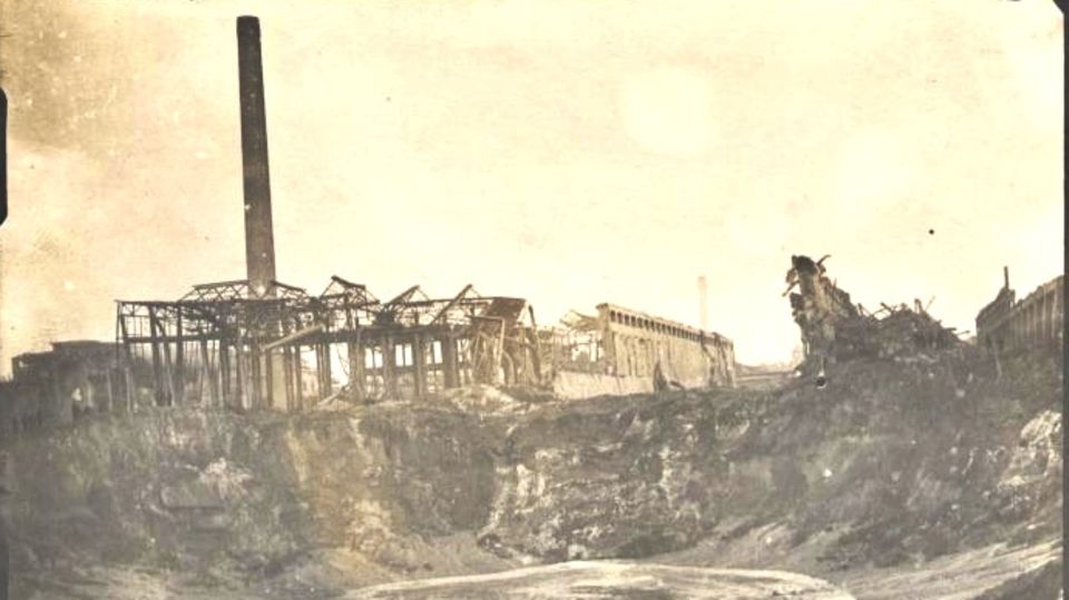 Explosionkrater im BASF-Werk Oppau nach der Detonation 1921 Explosionkrater im BASF-Werk Oppau nach der Detonation 1921