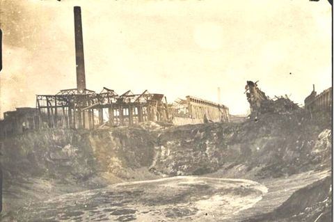 Explosionkrater im BASF-Werk Oppau nach der Detonation 1921