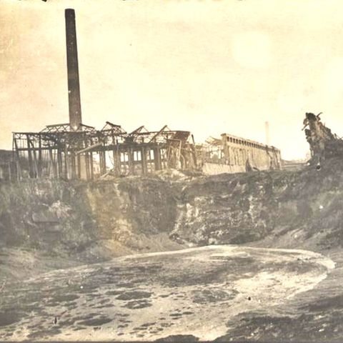 Explosionkrater im BASF-Werk Oppau nach der Detonation 1921