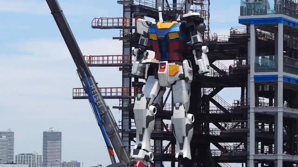 Sensation aus Japan: 18 Meter hoher Roboter macht seine ersten Schritte Sensation aus Japan: 18 Meter hoher Roboter macht seine ersten Schritte