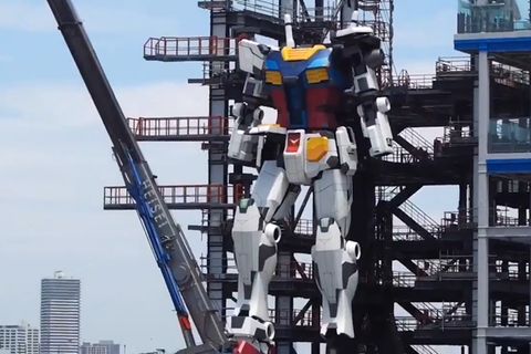 Sensation aus Japan: 18 Meter hoher Roboter macht seine ersten Schritte