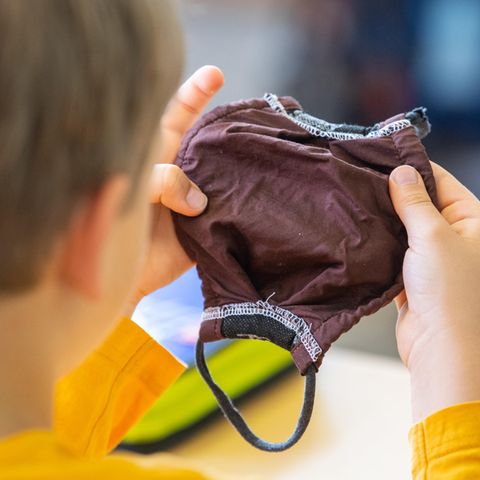 Schule in Coronazeiten: Kind mit Maske