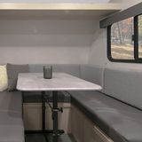 Verwandlung II: Tisch mit Sitzgruppe.