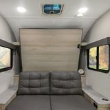 Verwandlung I: Eine bequeme Couch - mit Blick auf den TV-Bildschirm.