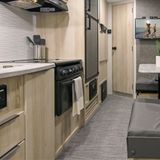 Die Küche kann in einem kleinen Slide-Out ausgefahren werden,