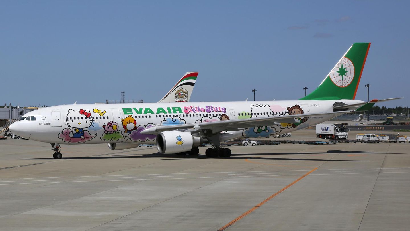 Ein Flugzeug mit "Hello Kitty"-Lackierungen.