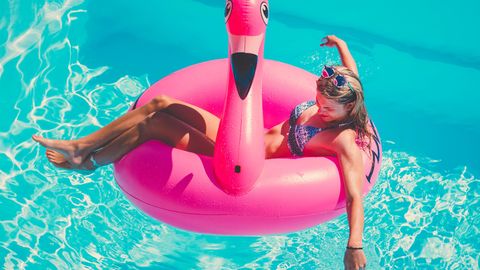 Ein aufblasbarer Flamingo ist ein beliebtes Poolspielzeug