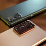 Beim Galaxy Note 20 Ultra (vorne) ist gut das viereckige Teleobjektiv im untersten der Kamera-Löcher zu sehen. Beim einfachen Note 20 ist hier nur eine einzelne Telelinse verbaut.