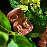 Die ungewöhnliche neue Farbe "Mystic Copper" wirkt bei den Galaxy Buds Live noch ungewöhnlicher als bei den anderen Geräten. Dort ist sie ebenfalls verfügbar.