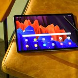 Samsungs neue Tablets aus der Reihe Galaxy Tab S7 setzen wie die Vorgänger auf den vom Note bekannten S-Pen. Dank geringerer Latenz und noch präziserer Erkennung soll der Stift nun noch besser für genaue Arbeiten geeignet sein.
