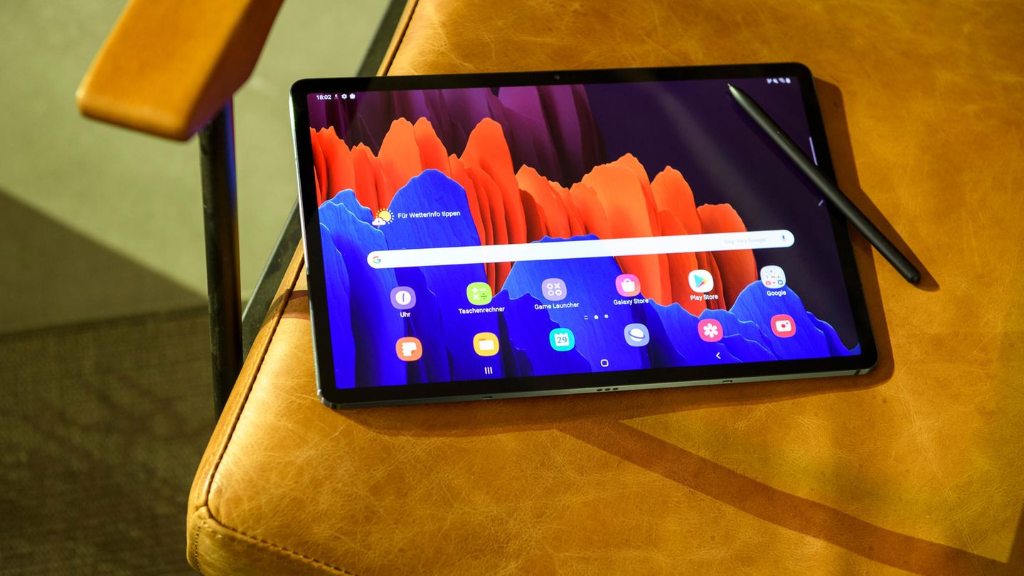 Samsungs neue Tablets aus der Reihe Galaxy Tab S7 setzen wie die Vorgänger auf den vom Note bekannten S-Pen. Dank geringerer Latenz und noch präziserer Erkennung soll der Stift nun noch besser für genaue Arbeiten geeignet sein.