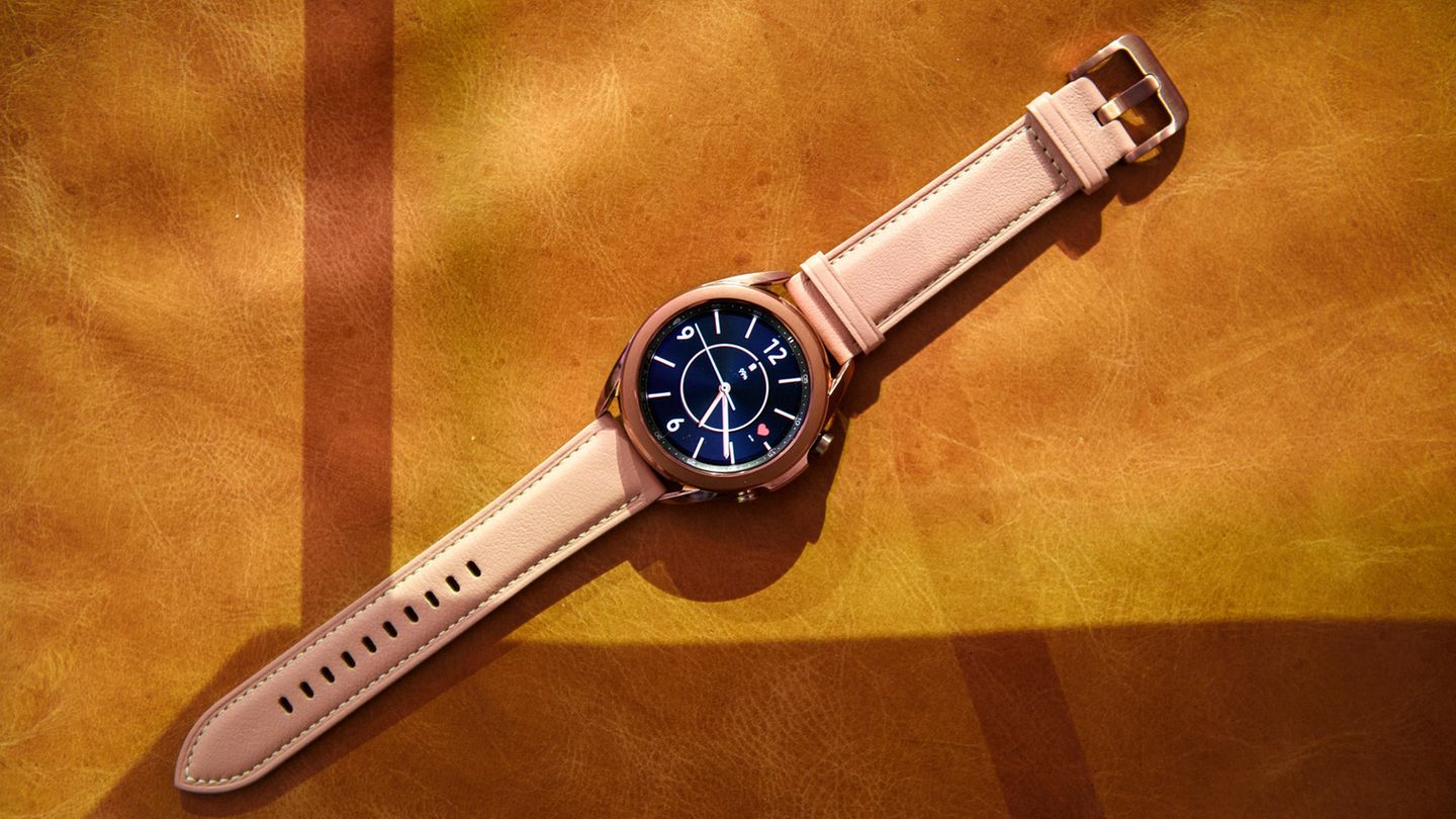 Die Galaxy Watch 3 kommt diesmal im schicken Edelstahl-Gewand. Erstmals bietet sie auch die Möglichkeit, ein EKG direkt am Handgelenk zu erstellen.