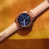 Die Galaxy Watch 3 kommt diesmal im schicken Edelstahl-Gewand. Erstmals bietet sie auch die Möglichkeit, ein EKG direkt am Handgelenk zu erstellen.