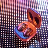 Die bohnenförmigen In-Ear-Kopfhörer Galaxy Buds Live sollen laut Samsung dank ihres recht großen Speakers und dem ausgelagerten Basskanal einen satten Sound erzeugen. Da sie auch noch Noise-Cancelling unterstützen, sind sie klar als Samsungs Antwort auf Apple AirPods Pro zu verstehen.