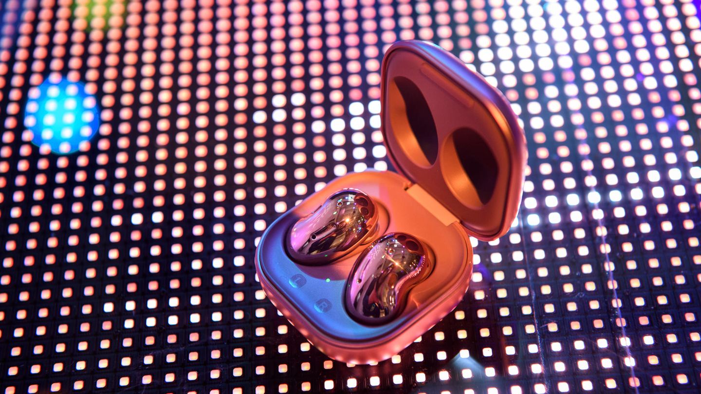 Die bohnenförmigen In-Ear-Kopfhörer Galaxy Buds Live sollen laut Samsung dank ihres recht großen Speakers und dem ausgelagerten Basskanal einen satten Sound erzeugen. Da sie auch noch Noise-Cancelling unterstützen, sind sie klar als Samsungs Antwort auf Apple AirPods Pro zu verstehen.
