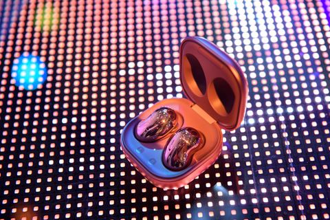 Die bohnenförmigen In-Ear-Kopfhörer Galaxy Buds Live sollen laut Samsung dank ihres recht großen Speakers und dem ausgelagerten Basskanal einen satten Sound erzeugen. Da sie auch noch Noise-Cancelling unterstützen, sind sie klar als Samsungs Antwort auf Apple AirPods Pro zu verstehen.