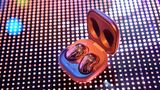 Die bohnenförmigen In-Ear-Kopfhörer Galaxy Buds Live sollen laut Samsung dank ihres recht großen Speakers und dem ausgelagerten Basskanal einen satten Sound erzeugen. Da sie auch noch Noise-Cancelling unterstützen, sind sie klar als Samsungs Antwort auf Apple AirPods Pro zu verstehen.
