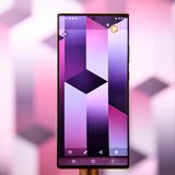 Das Galaxy Note 20 Ultra ist mit seinem nahezu rechteckigen Design ein schöner Hingucker. So riesig wie einst wirkt das 6,9 Zoll große Display im Zeitalter der Riesensmartphones aber nicht mehr.