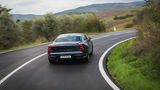 in den Kurven merkt man das Gewicht des Polestar 1