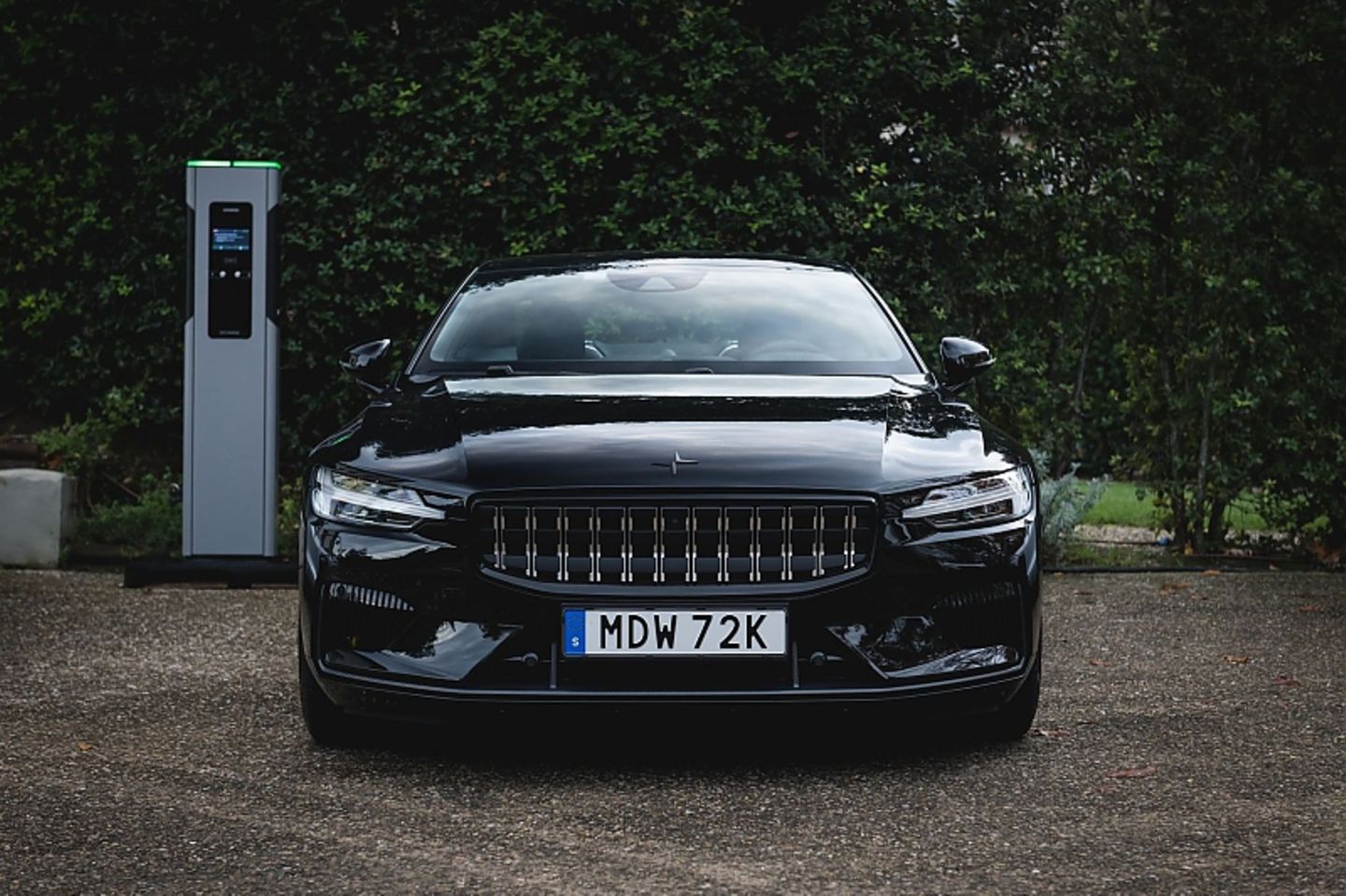Beim Laden gibt der Polestar 1 eine gute Figur ab