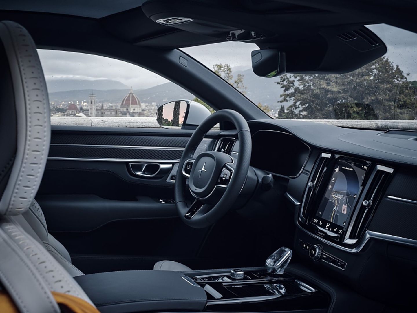 Im Herzen ist der Polestar 1 ein Volvo, wie man am Cockpit sieht. Der kräftige Hybrid steht auf der Skalierbaren Produkt-Architektur (SPA) Im Herzen ist der Polestar 1 ein Volvo, wie man am Cockpit sieht. Der kräftige Hybrid steht auf der Skalierbaren Produkt-Archite