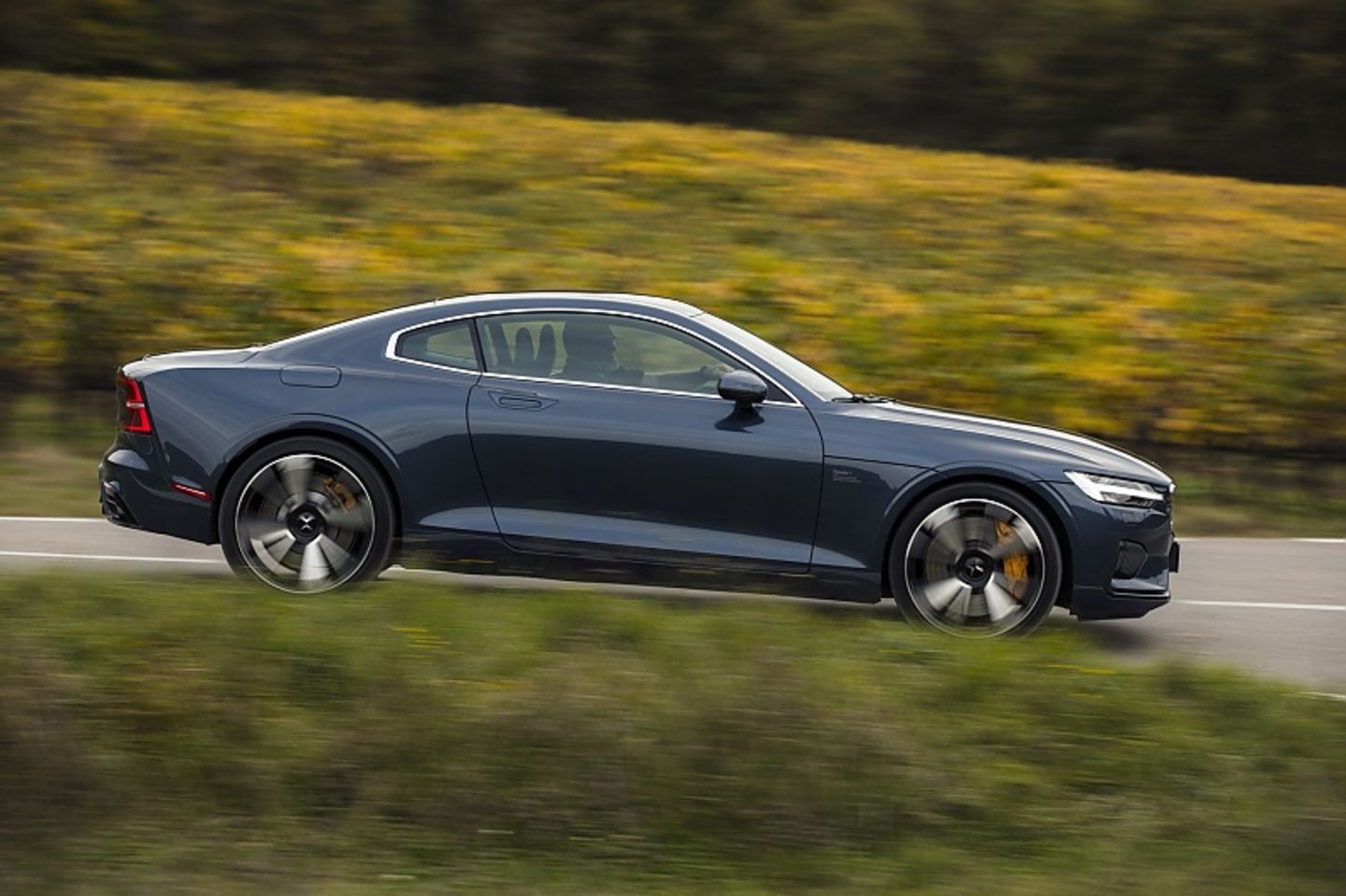 Der Polestar 1 wiegt 2.350 Kilogramm und ist keine Sänfte