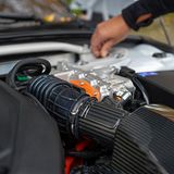 Wenn der Benziner alleine das Kommando hat, meldet er sich zu Wort und es geht zwar nicht mehr ganz so dynamisch vorwärts, aber