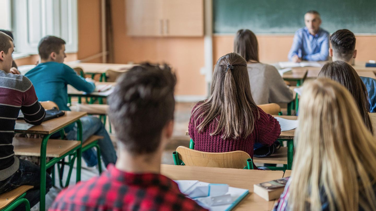 Lehrer und Schüler im Klassenraum (Symbolbild)