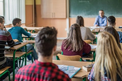 Lehrer und Schüler im Klassenraum (Symbolbild)