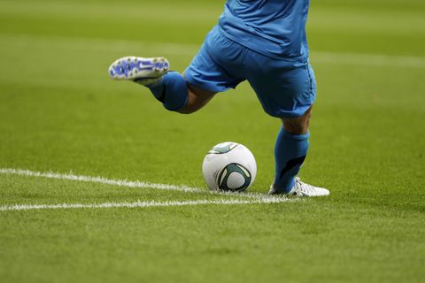 Eine Frau kickt einen Fußball