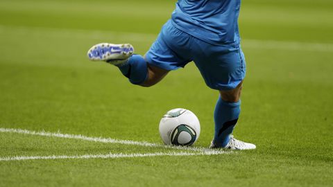 Eine Frau kickt einen Fußball