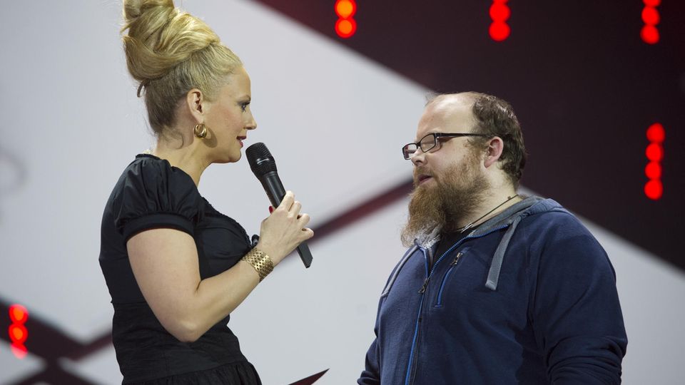 Barbara Schöneberger und Andreas Kümmert stehen beim ESC-Vorentscheid 2015 auf der Bühne.