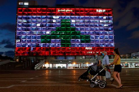 Das Rathaus von Tel Aviv erstrahlte in den Farben der libanesischen Fahne