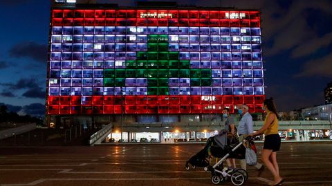 Das Rathaus von Tel Aviv erstrahlte in den Farben der libanesischen Fahne