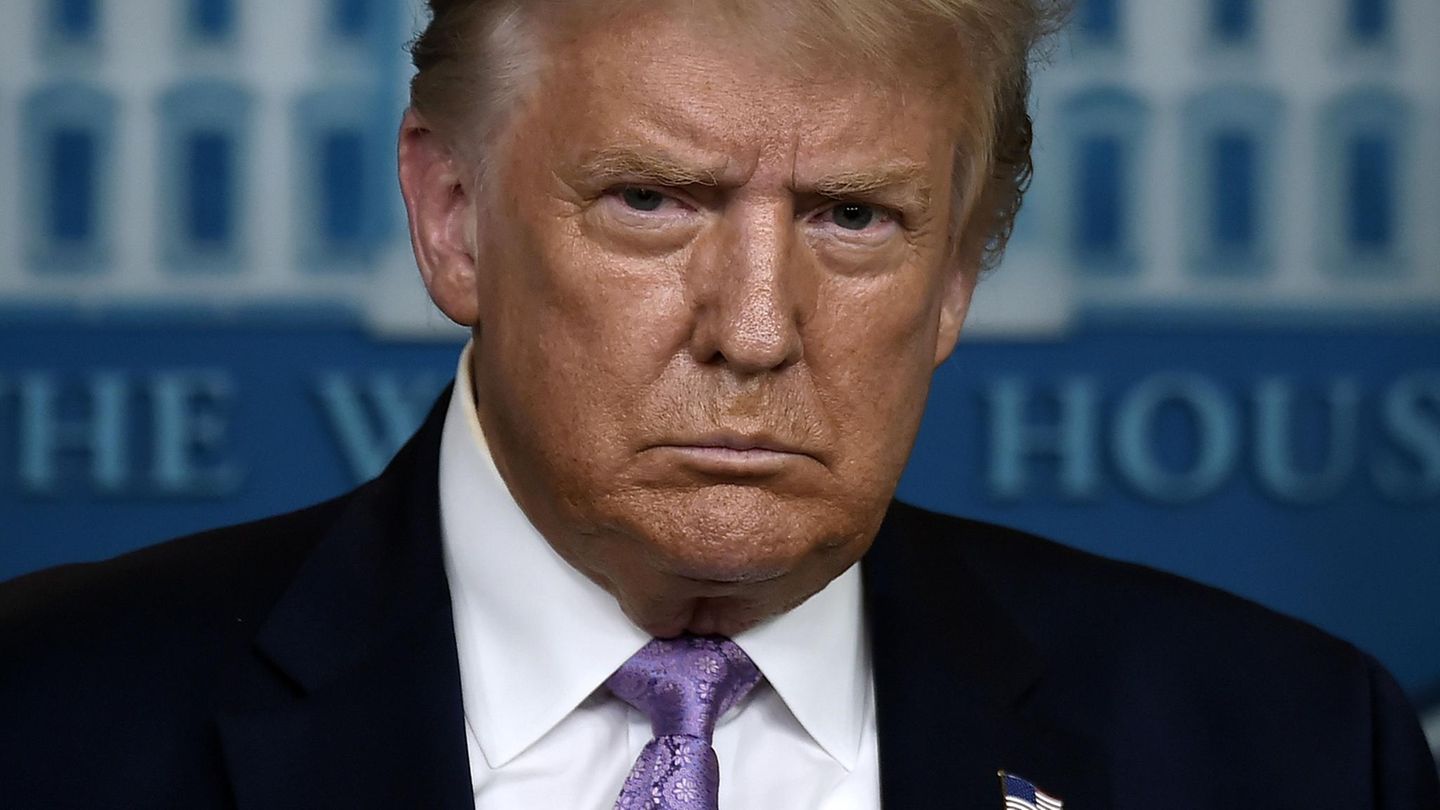 Donald Trump legt bei einem Interview die Stirn in Falten.