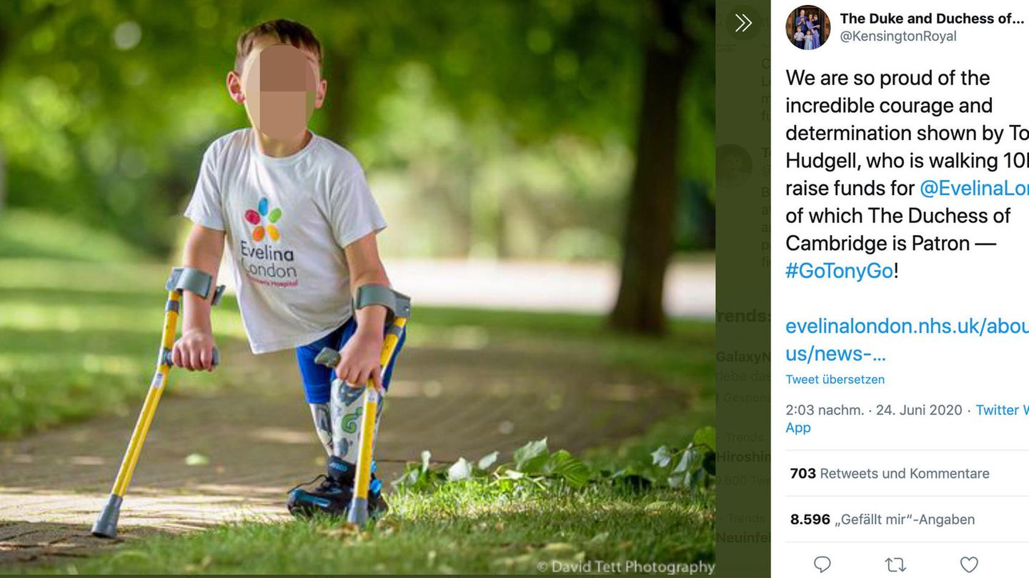 Tony läuft an seinen Gehhilfen durch einen Park