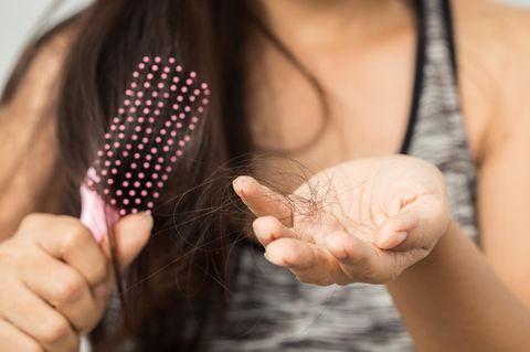 Die Diagnose: Sie hat schmerzhaften Haarausfall. Eine Spezialistin kennt die Ursache, die viele Frauen quält