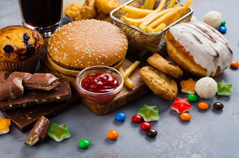 Lebensmittel, wie Burger und Pommes, die bei häufigem Konsum zu Übergewicht führen können