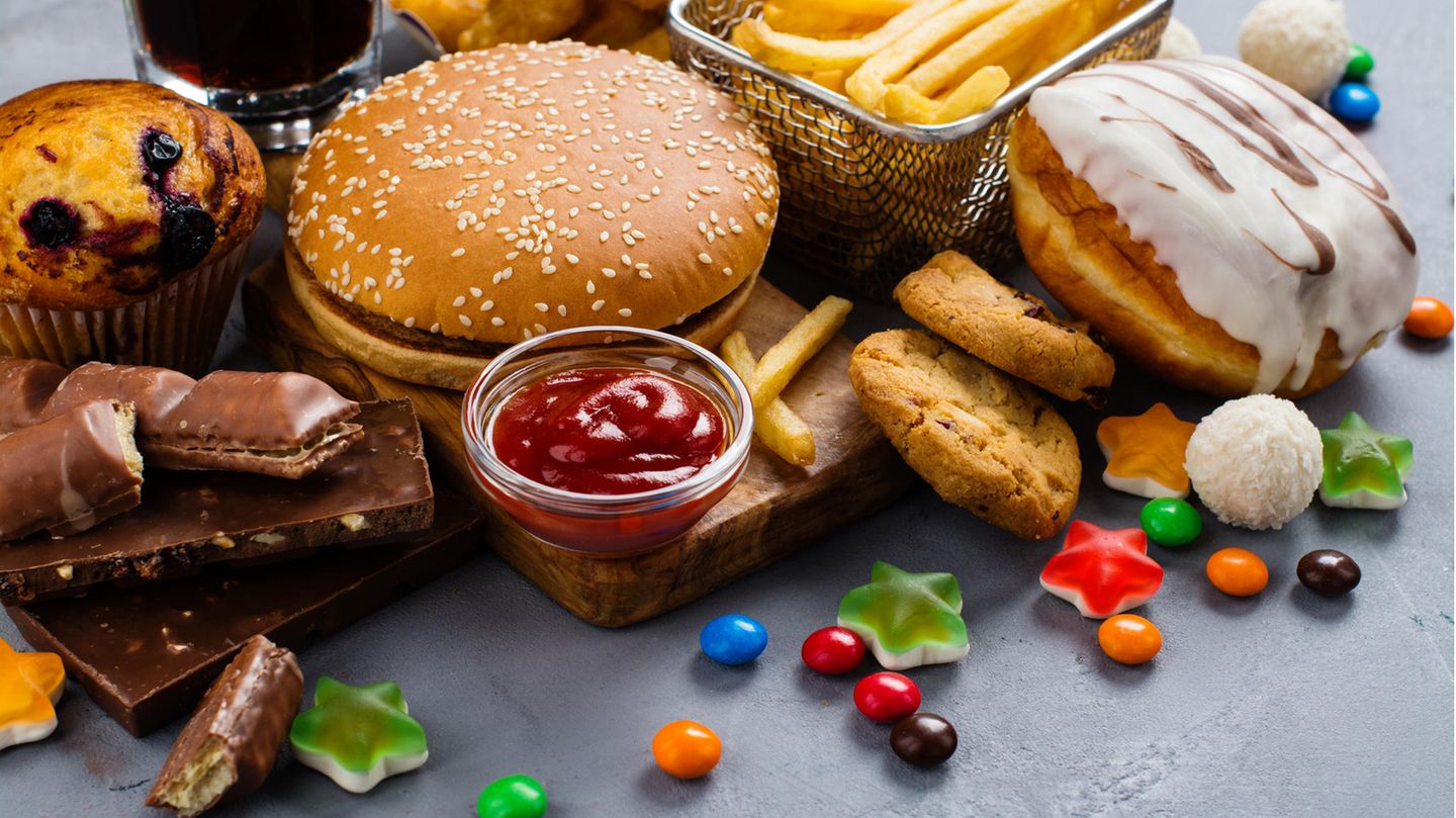 Lebensmittel, wie Burger und Pommes, die bei häufigem Konsum zu Übergewicht führen können