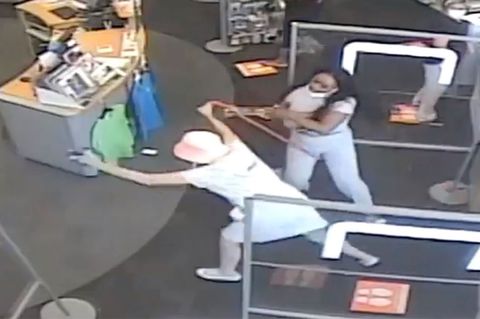 USA: Masken-Streit eskaliert – Frau wird brutal zu Boden gerissen