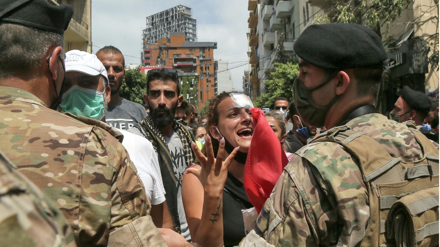 Soldaten stehen Anwohnern gegenüber, der im Stadtviertel Achrafieh demonstrieren