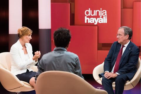 Bei Dunja Hayali ging es am Donnerstagabend auch darum, wie man mit dem Protest gegen Corona-Maßnahmen umgehen soll. Armin Laschet und Katja Kipping (l.) hatten auf die Frage nicht wirklich eine Antwort.