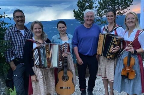 Frank-Walter Steinmeier ließ sich nach einem Treffen mit Südtirols Landeshauptmann Kompatscher (l.) fotografieren