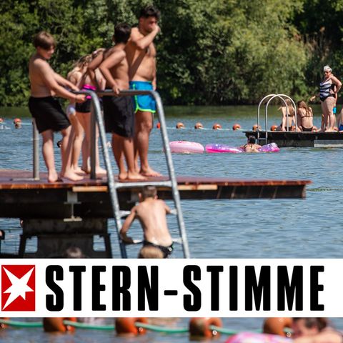 Badegäste genießen das sonnige Wetter an einem See in Baden-Württemberg