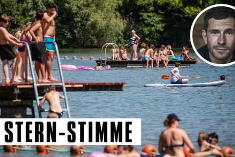 Badegäste genießen das sonnige Wetter an einem See in Baden-Württemberg