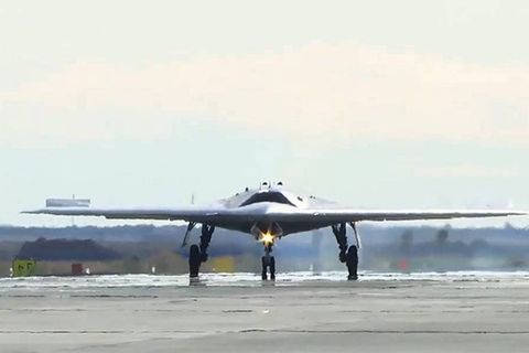 Die S-70 wird die Fähigkeiten von Russlands erstem Stealth Jet massiv erweitern.