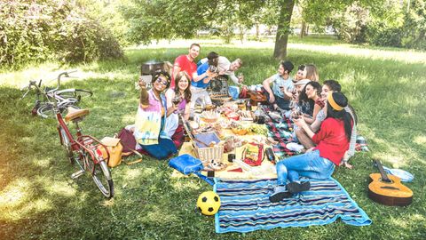 Eine Gruppe Teenager beim Picknick